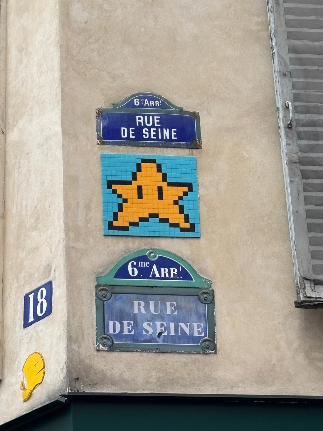 Les plaques de rue à Paris : entre panneau d'information et symbole artistique de la ville